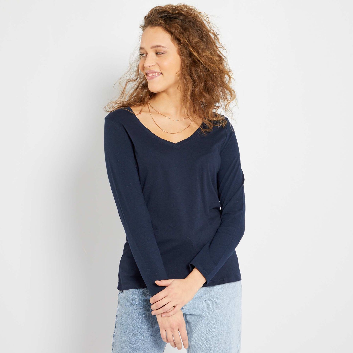 Camiseta con cuello de pico azul