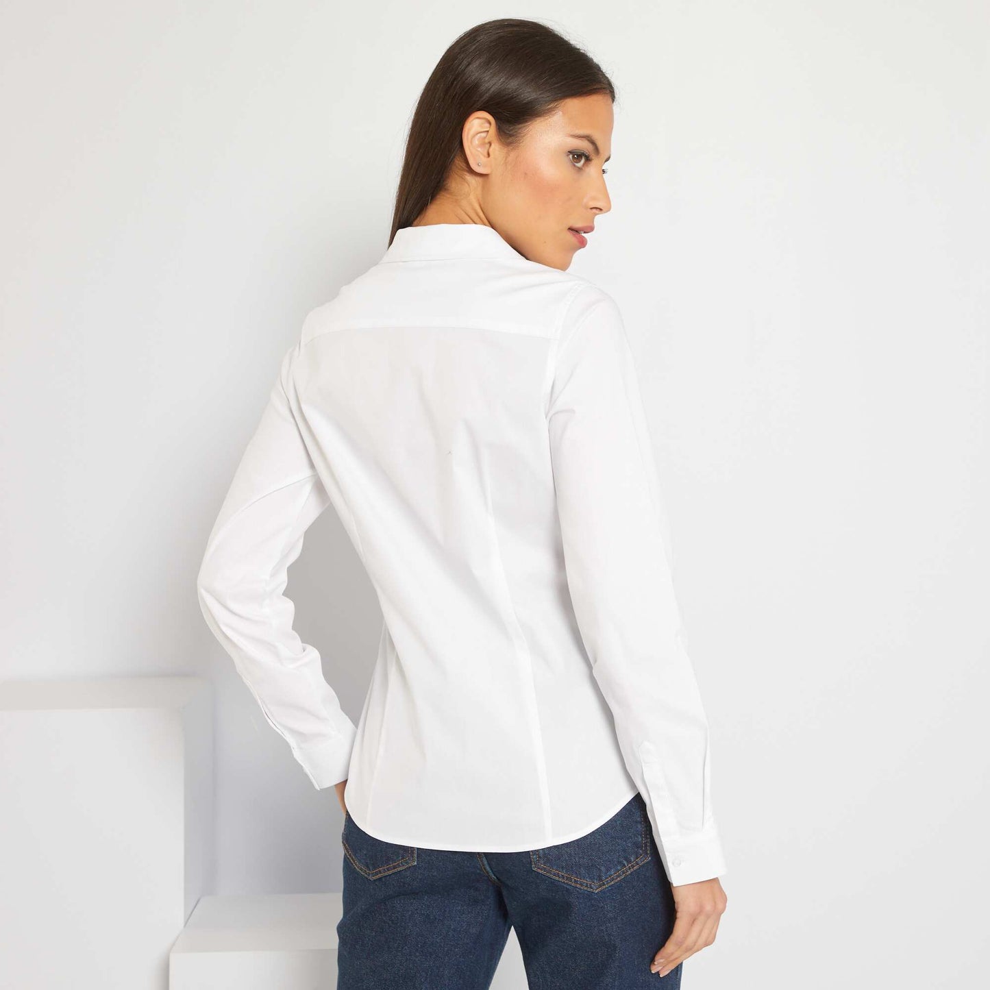 Camisa ajustada con cuello italiano blanco