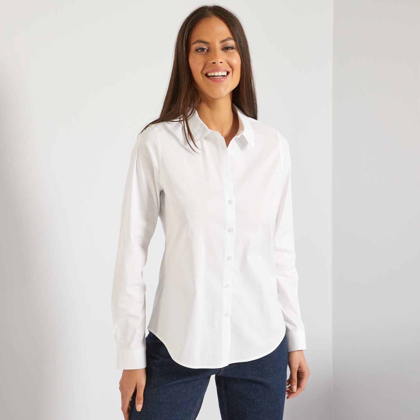 Camisa ajustada con cuello italiano blanco