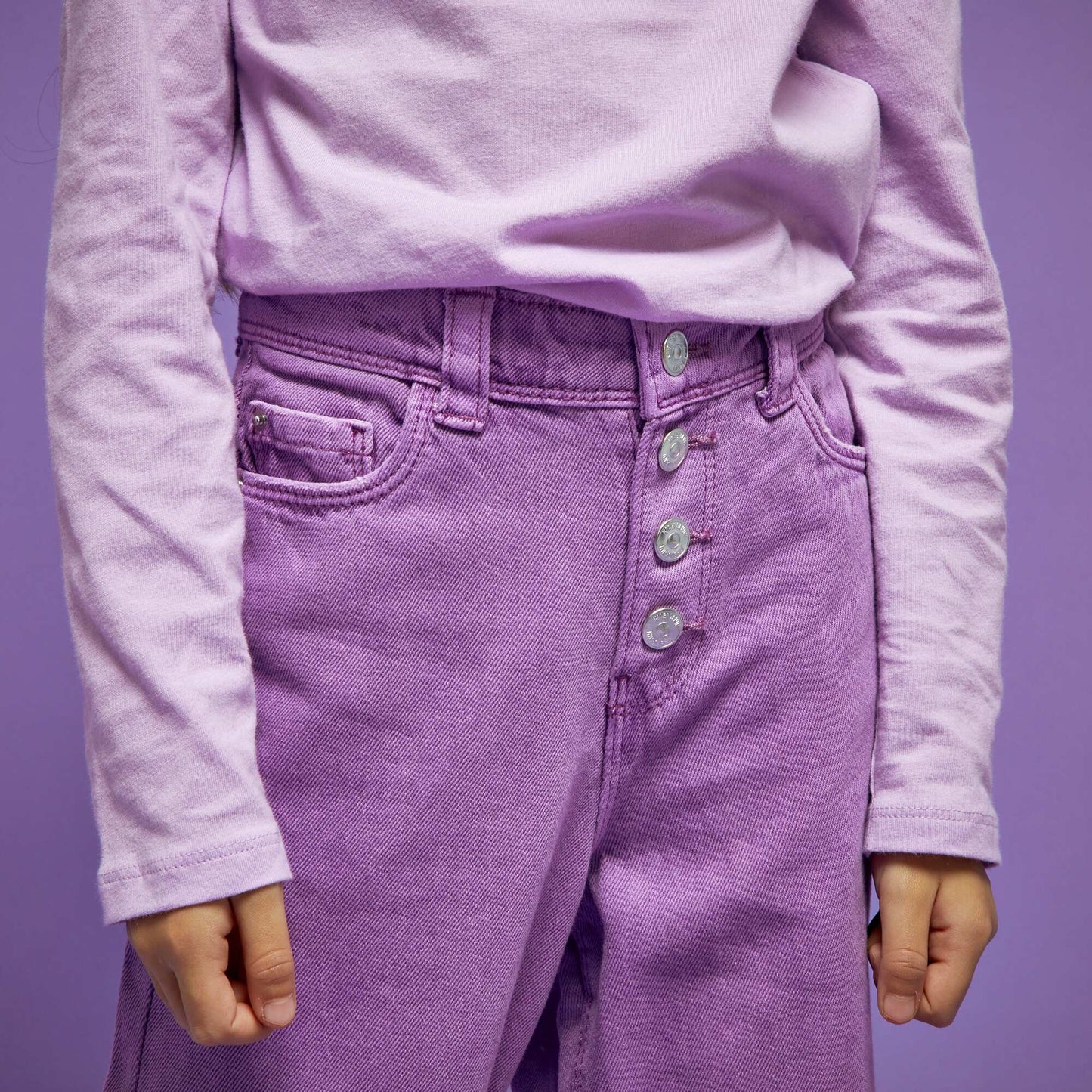 Pantalon jean con corte mom PURPURA