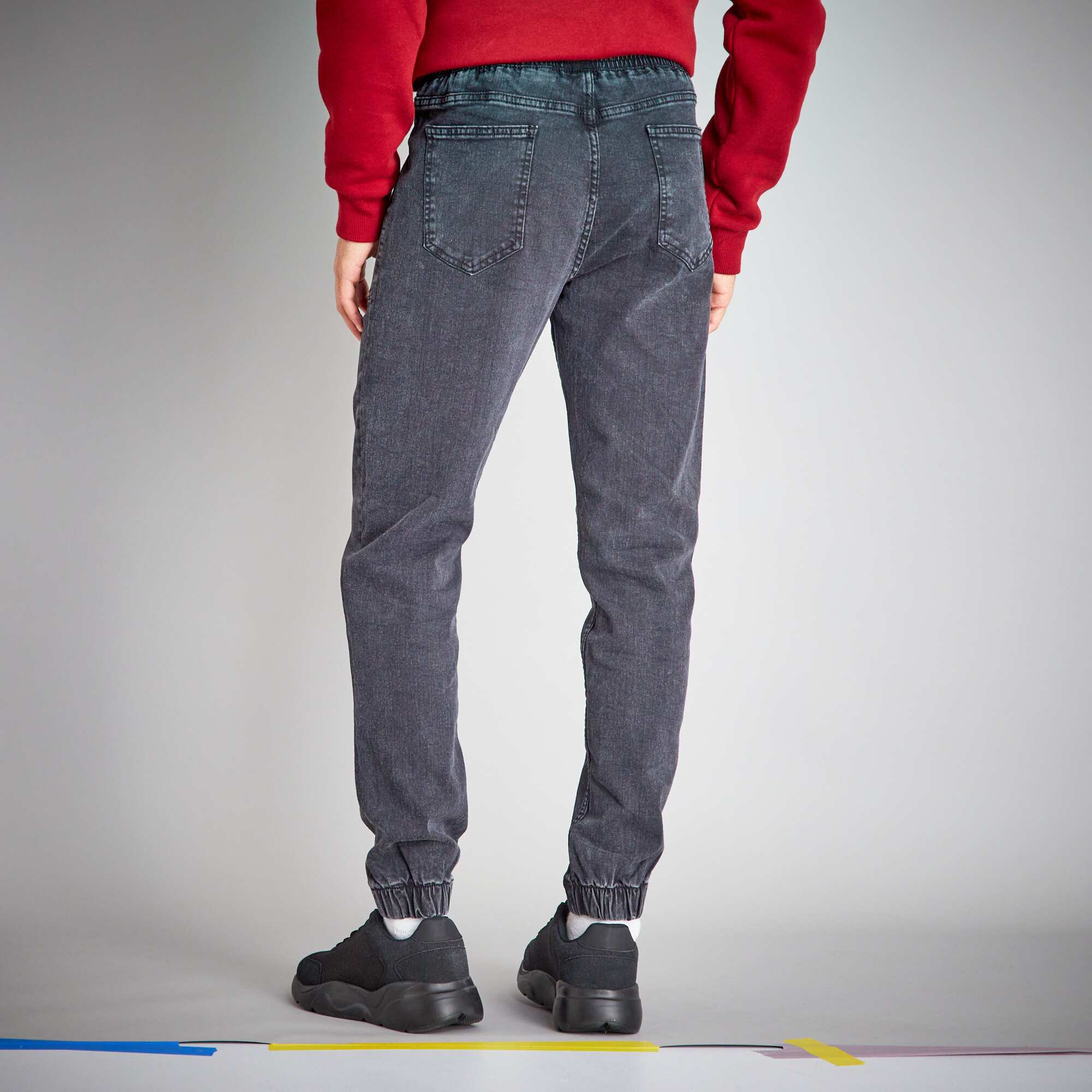 Jean jogger con cintura el stica GRIS