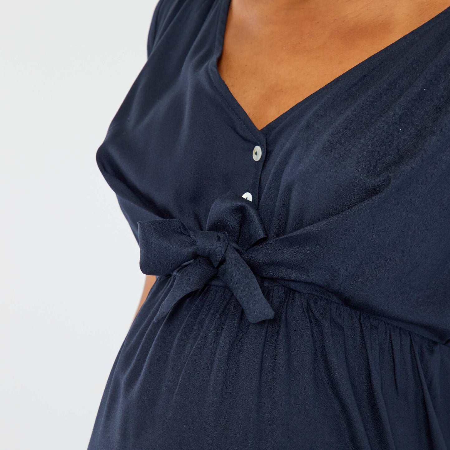 Vestido corto maternidad con escote de pico azul