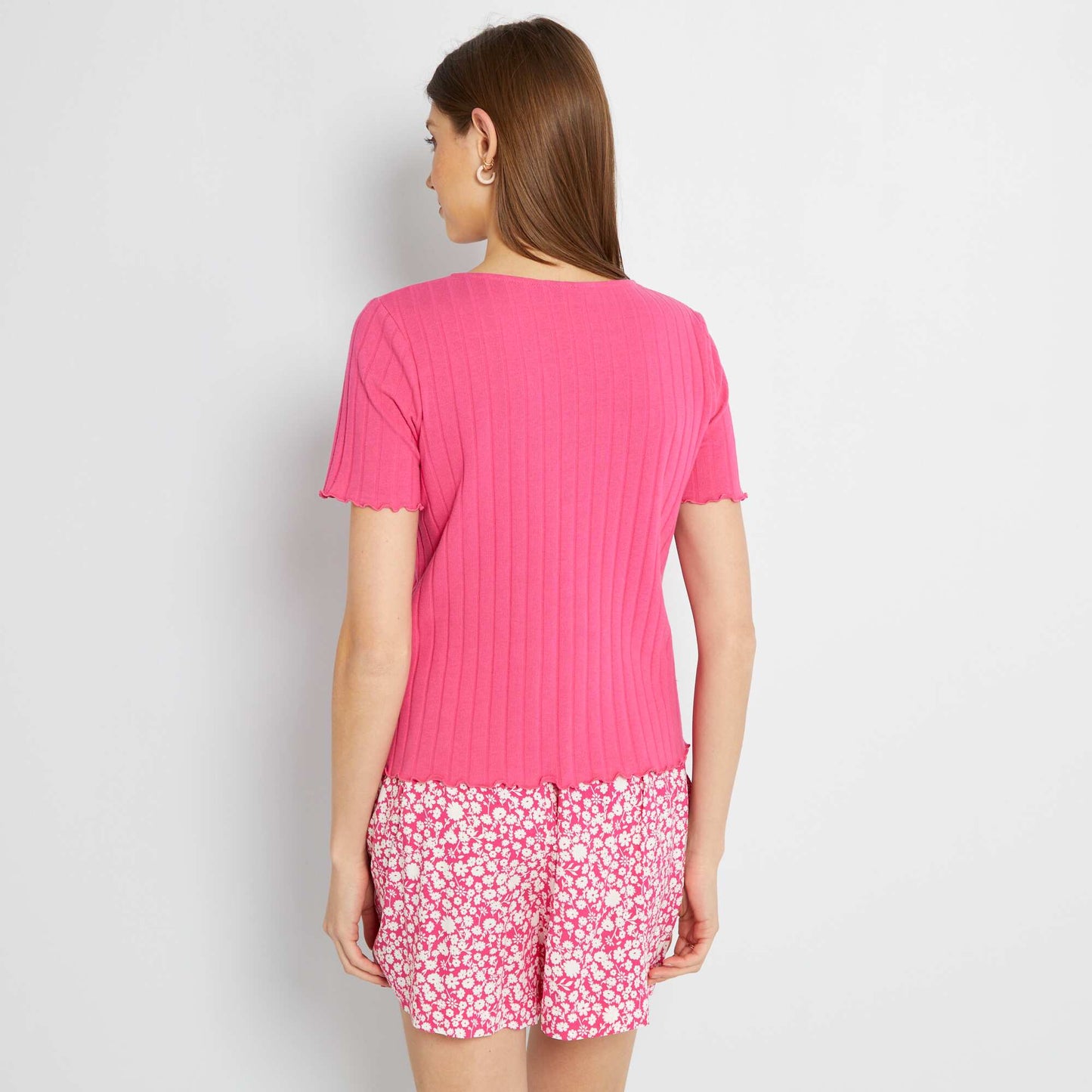 Camiseta lisa con botones rosa intenso