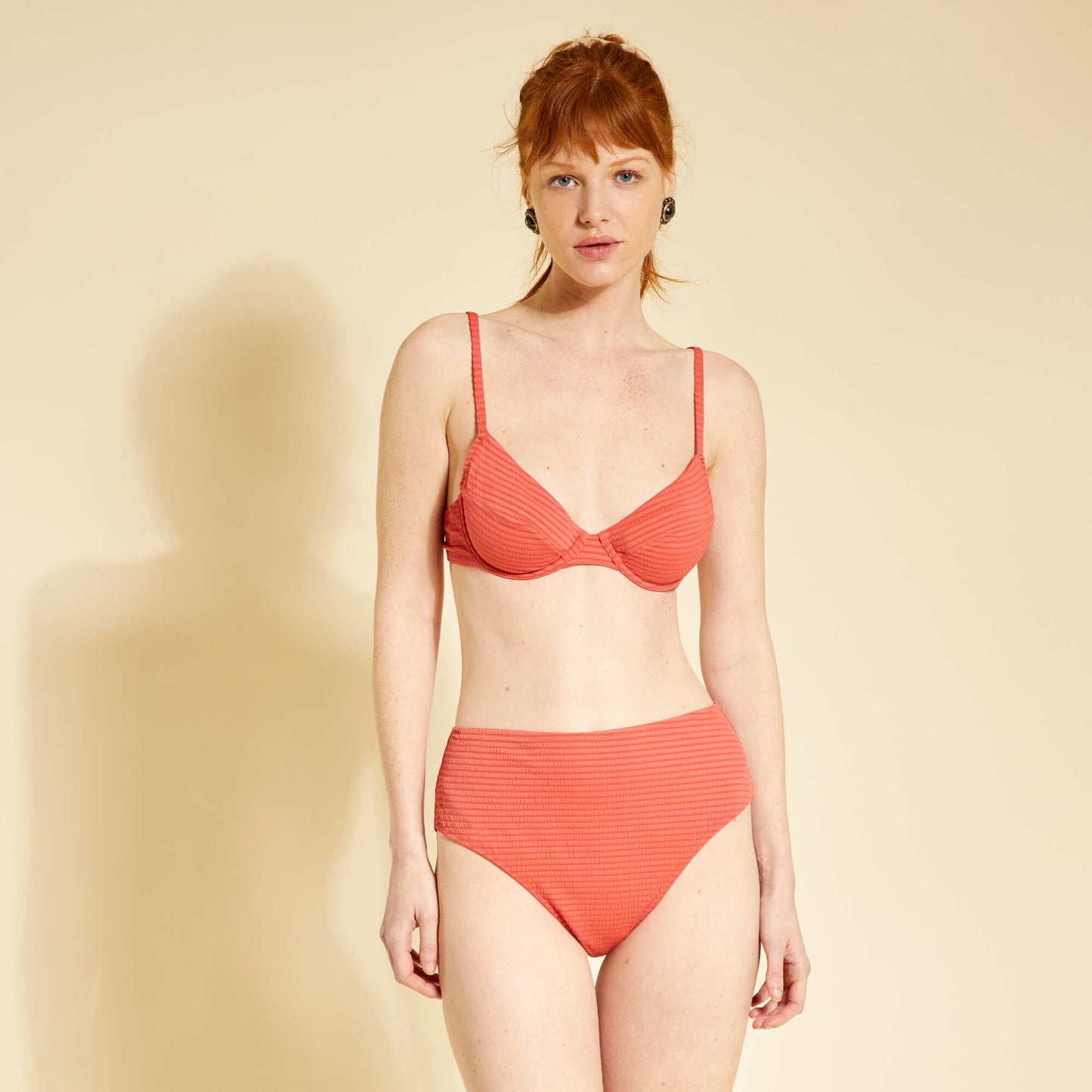 Braguita de bikini de microfibra con textura rojo frambuesa