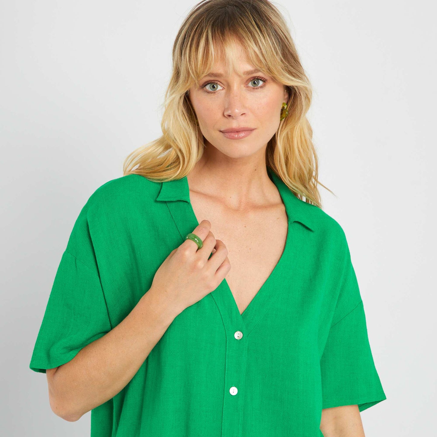 Blusa abotonada con lino verde fl or