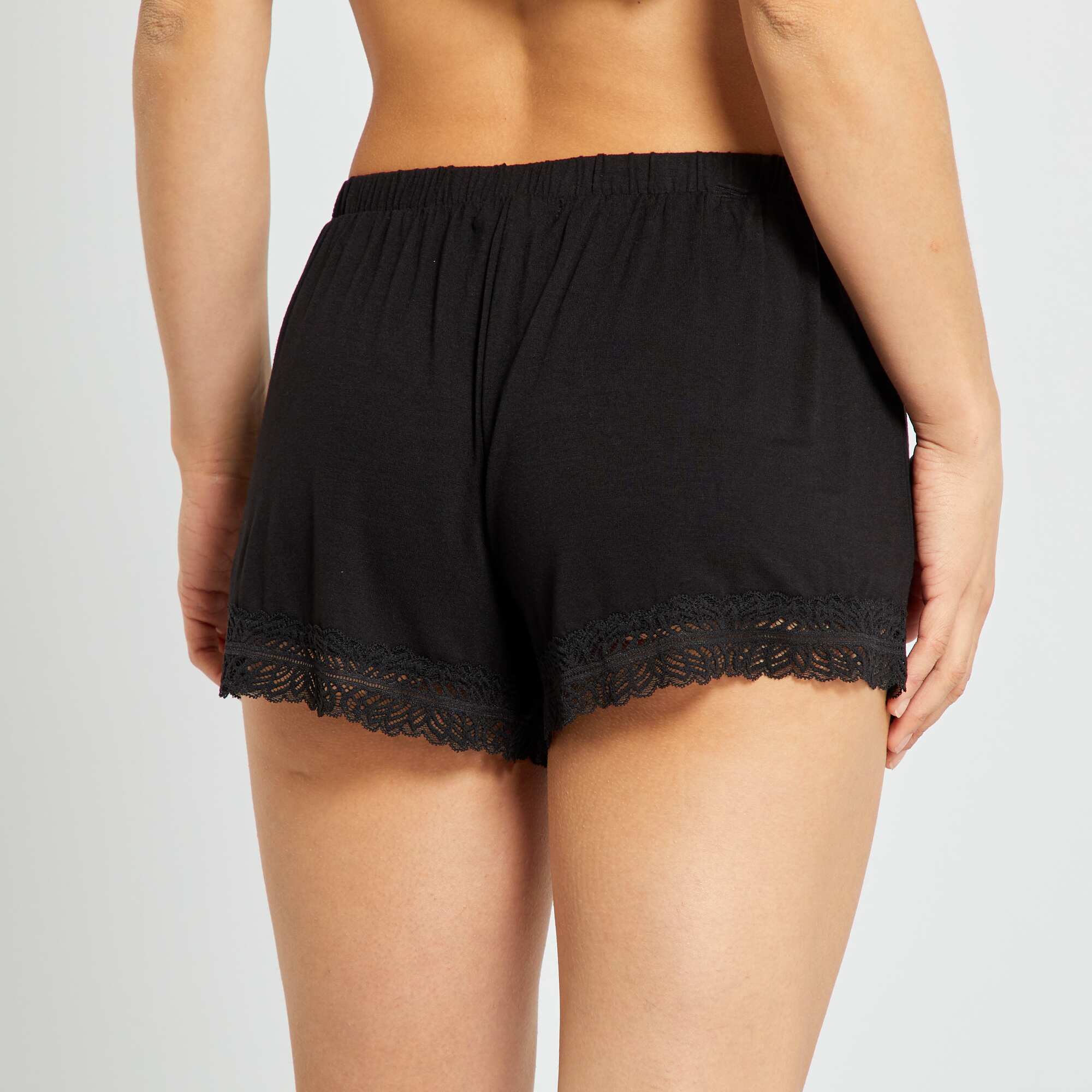 Short best sale encaje negro